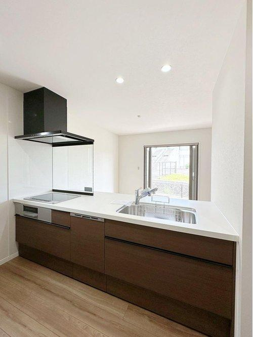 可部南1丁目 全5棟のキッチン|(No.3)人造大理石天板使用のオープンキッチン☆人造大理石天板は水垢が付きにくく汚れが落ちやすいのでお手入れも簡単♪オープンキッチンはスペースを広々と使えて料理の快適さがアップします♪