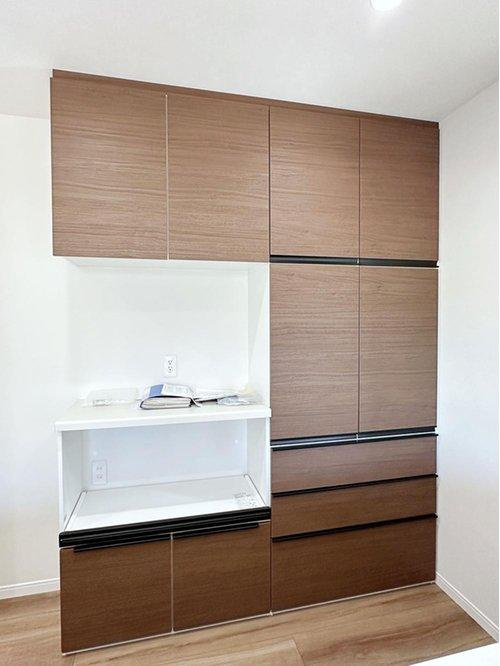 可部南1丁目 全5棟の収納|(No.3)収納力のある大型カップボード☆
備え付けのため耐震性が高く地震の際にも倒れてくる心配はありません♪
キッチンと同じカラーリングのため統一感もあります！