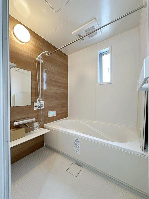可部南1丁目 全5棟の浴室|(No.3)浴室乾燥機気付き1坪タイプの浴室☆
ユニットバスは、気密性にも優れています。そのため、冬場でもお湯が冷めにくく、暖かい空間を維持することができます。