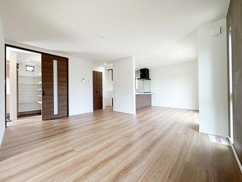 可部南1丁目 全5棟の居間・リビング|(No.3)18.25帖の広々としたリビング☆