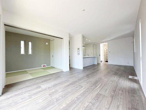 可部南1丁目 全5棟の居間・リビング|(No.5)19.38帖の広々としたリビング☆