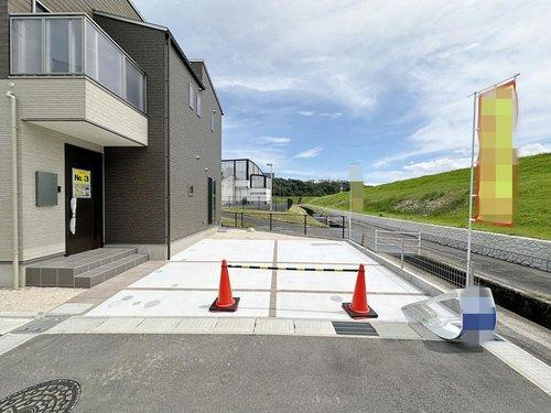 可部南1丁目 全5棟の駐車場|(No.3)車は車種により2台まで駐車可能☆
広々とした駐車スペースは来客時や将来お子様が車を持った時も安心です♪