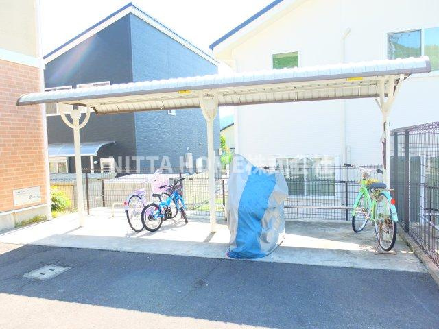 スウィートレジデンス１番館のその他|屋根付きの駐輪場は無料です♪