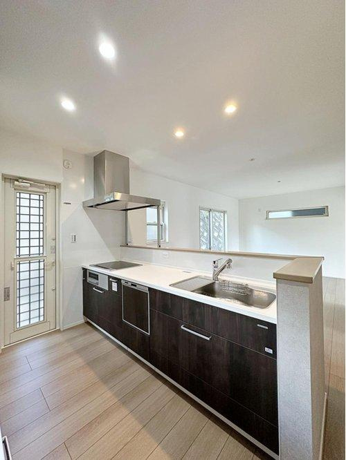 海田町国信2丁目のキッチン|人造大理石天板使用のシステムキッチン☆
人造大理石天板は水垢が付きにくく汚れが落ちやすいのでお手入れも楽ちんです♪