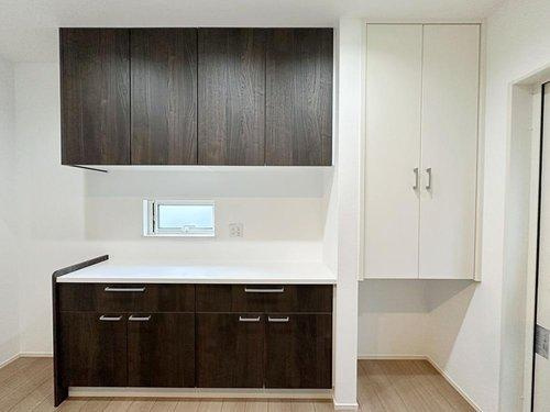 海田町国信2丁目のキッチン|収納力のある大型カップボード☆
備え付けで耐震性が高く、地震の際の中身落下防止機能があります♪また、パントリーもあるためキッチン周りをすっきりと片付けることができます☆