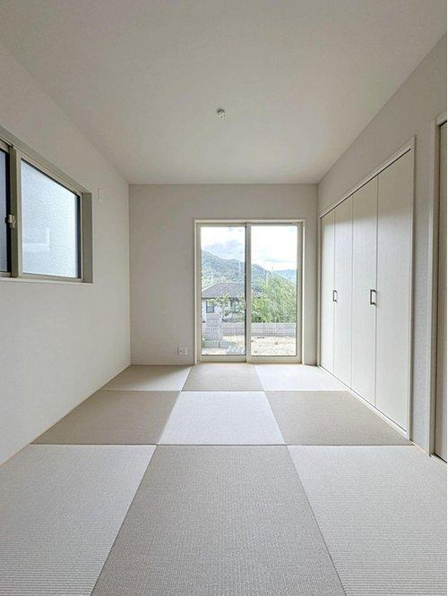 海田町国信2丁目のその他|リビングに併設された4.5帖の和室☆
リビングに併設されているので来客用の寝室やお子様の遊び場に最適です♪