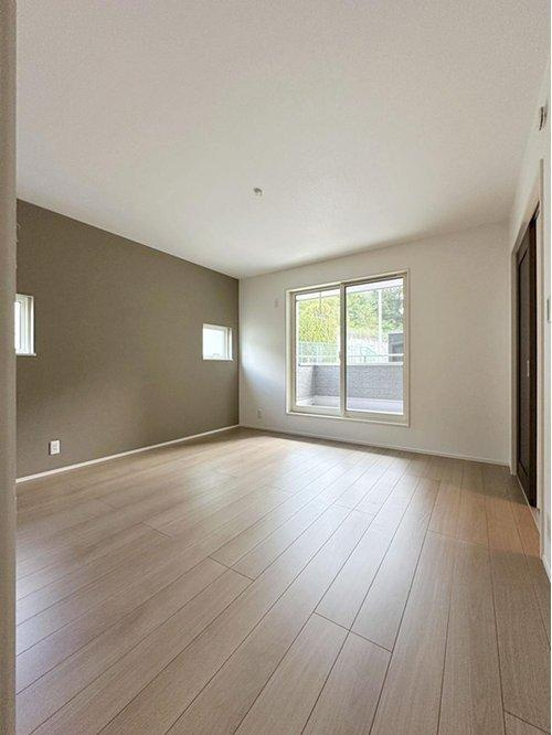 海田町国信2丁目のその他|8帖の広々とした主寝室☆
南東側に掃き出し窓もあり、2面採光の為とても明るいです♪