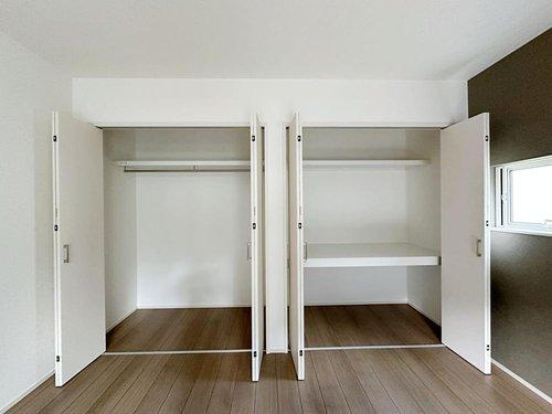 海田町国信2丁目の収納|全居室収納☆
8帖の主寝室はたくさん収納できるタブルクローゼットです♪