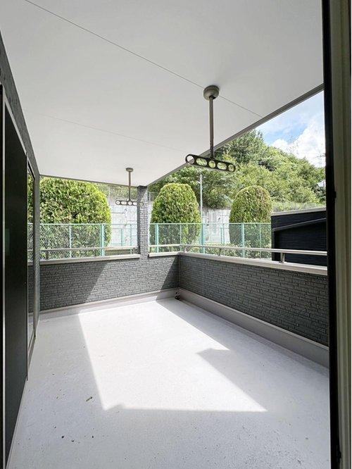 海田町国信2丁目のバルコニー|ルーフインナーバルコニー☆
しっかりと屋根があるので急なお天気の変化も安心です♪