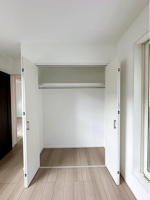 海田町国信2丁目の収納|全居室収納☆
5.29帖洋室のクローゼットです♪