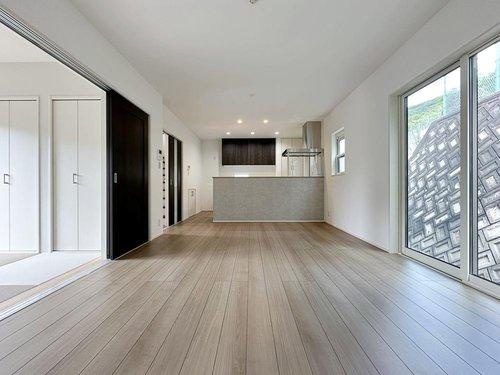 海田町国信2丁目の居間・リビング|15.75帖の広々としたリビング☆
完成済のため365日ご案内可能♪「今日見たい」にも対応します！