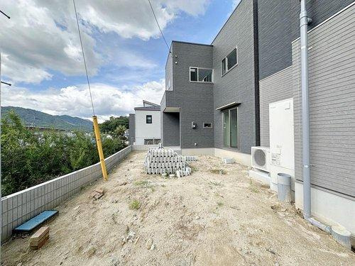 海田町国信2丁目の駐車場|車は2台まで駐車可能☆
広い駐車スペースは来客時も安心です♪