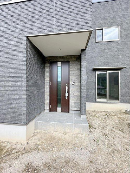 海田町国信2丁目の玄関|玄関ポーチ☆屋根も付いており、雨が降っても濡れる心配はありません♪