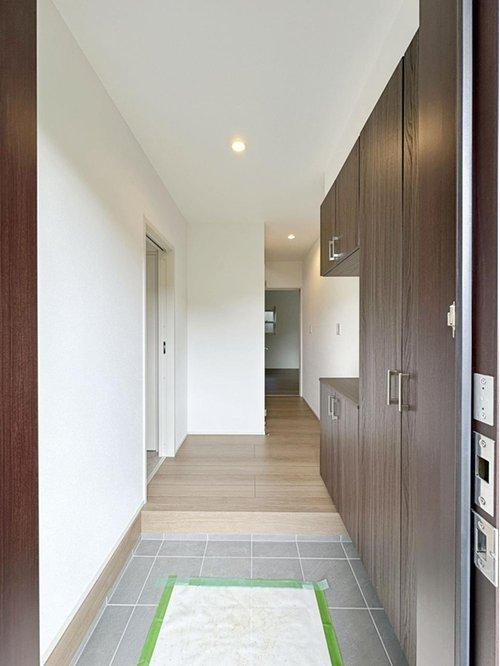 海田町国信2丁目の収納|広くて明るい玄関ホール☆
大容量のシューズボックスもある為、靴もたくさん収納が可能です♪