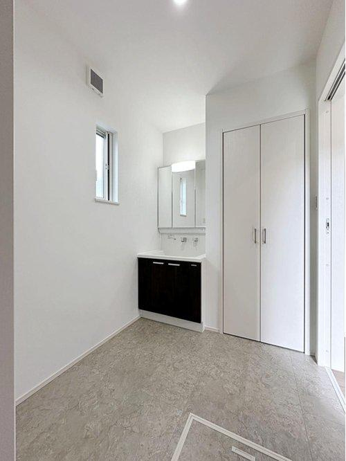 海田町国信2丁目の洗面所|シャワー付き洗面化粧台☆
洗面台にシャワー機能が付いたもので、シャンプーなども行える多機能洗面台です。また、顔や手を洗うためだけではなく、シャワー付き洗面台を使えば手洗い洗濯などでも利用できます♪