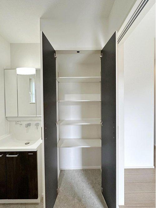 海田町国信2丁目の収納|洗面脱衣所の収納☆
毎日ご家族で使うタオルや洗面用品、洗濯用品などを収納することができます♪