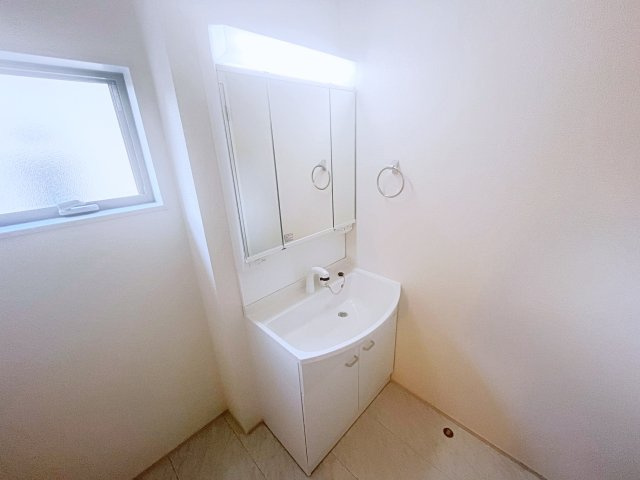 新築戸建・建売　いわき市郷ケ丘2丁目2期　Livele Garden　全2棟の独立洗面台|三面鏡タイプの独立洗面台で、身だしなみチェックも収納力も◎洗面まわりもすっきり清潔に保てます！