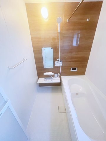 新築戸建・建売　いわき市郷ケ丘2丁目2期　Livele Garden　全2棟の浴室|自然光が入る小窓付きのバスルーム♪物干し竿＆浴室乾燥で天気に左右されません♪