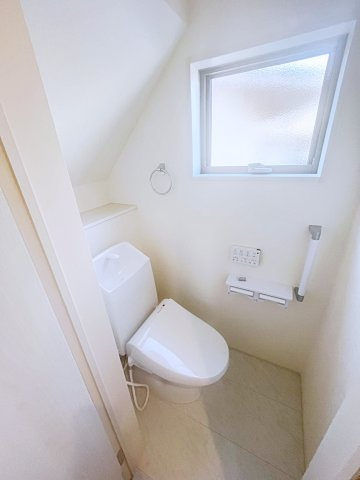 新築戸建・建売　いわき市郷ケ丘2丁目2期　Livele Garden　全2棟のトイレ|小窓付きで自然光が入る明るくて爽やかなトイレ空間です！