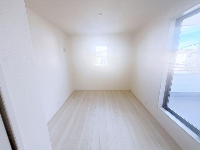 新築戸建・建売　いわき市郷ケ丘2丁目2期　Livele Garden　全2棟の洋室|2面採光で明るい洋室です！ホワイト基調の爽やか空間からインナーバルコニーにも出られます♪