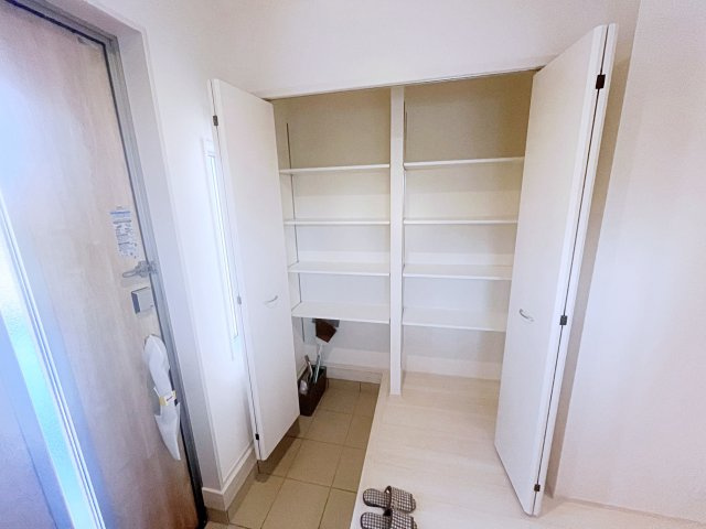 新築戸建・建売　いわき市郷ケ丘2丁目2期　Livele Garden　全2棟の玄関|可動棚付きなので物の大きさによって高さを変えられるので便利！