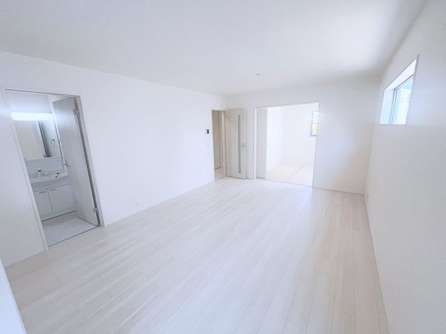 新築戸建・建売　いわき市郷ケ丘2丁目2期　Livele Garden　全2棟の居間・リビング|ホワイトベースのすっきりとしたLDK。2面から光が入り、居心地のよさが際立つ空間です♪