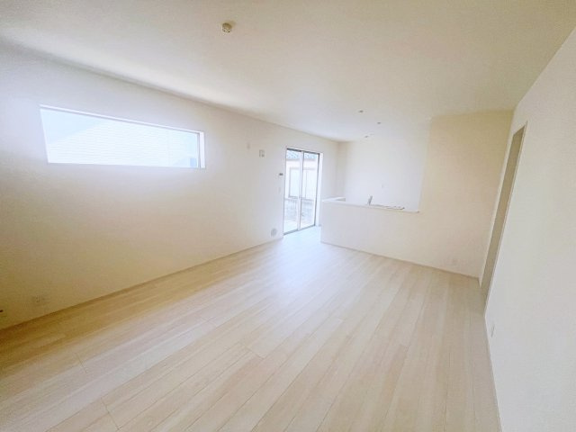 新築戸建・建売　いわき市郷ケ丘2丁目2期　Livele Garden　全2棟の居間・リビング|爽やかな白を基調としたLDKは2方向から自然光が差し込み、一日中快適に過ごせます♪