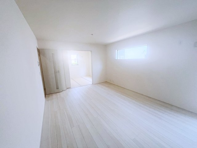 新築戸建・建売　いわき市郷ケ丘2丁目2期　Livele Garden　全2棟の居間・リビング|ホワイトを基調にした明るい清楚感のあるLDK！2面採光で日中は照明いらずの心地よさです！