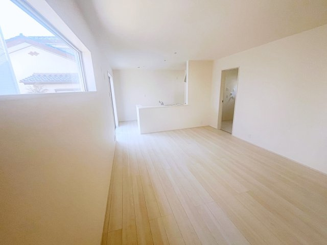 新築戸建・建売　いわき市郷ケ丘2丁目2期　Livele Garden　全2棟の居間・リビング|ダイニングには大きな窓があり明るい陽射しが差し込む開放的で心地よい空間です！