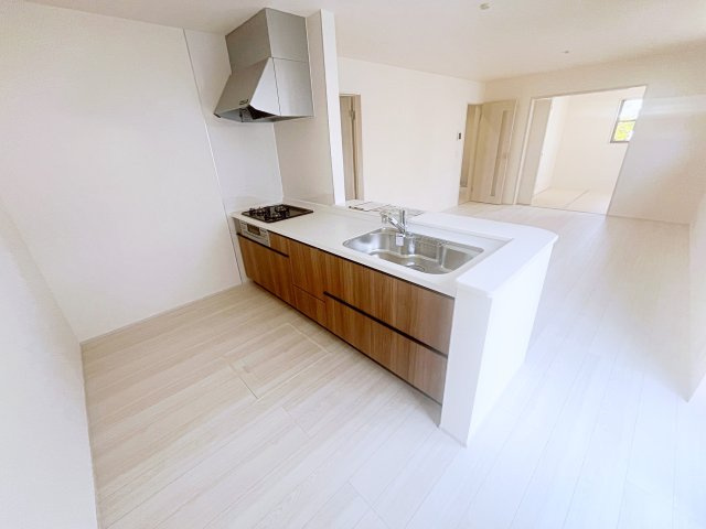 新築戸建・建売　いわき市郷ケ丘2丁目2期　Livele Garden　全2棟のキッチン|カウンター越しに会話が弾む、家族とのつながりを感じられる対面キッチンです！