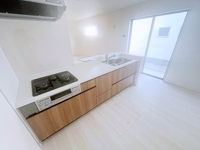 新築戸建・建売　いわき市郷ケ丘2丁目2期　Livele Garden　全2棟のキッチン|3口コンロなのでご飯を作りながらお弁当のおかずも作れて便利！