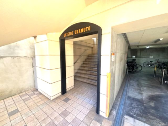 ワコーレエキサイド岡本のエントランス