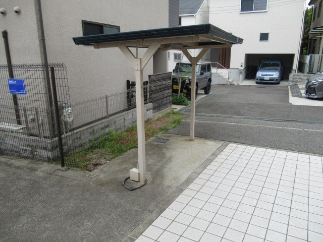 フルール須磨の駐車場