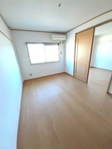 エルディム川善の内装|明るい色調の室内です