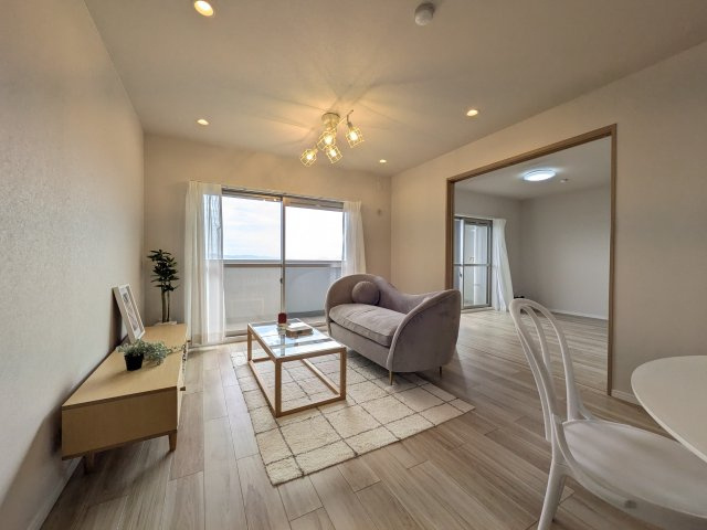 【居間・リビング】 | ☆ホームステージングしています。家具は撮影用です。