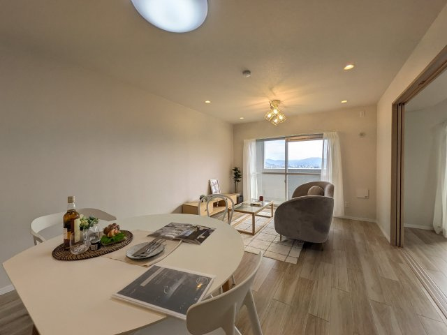 【居間・リビング】 | ☆ホームステージングしています。家具は撮影用です。