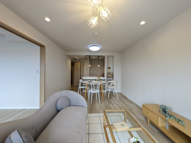 【居間・リビング】 | ☆ホームステージングしています。家具は撮影用です。