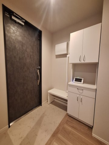 (シニア限定)藤沢陣屋小路レジデンスの玄関|手すりと椅子で立ち座りを補助/靴の履き替え時の転倒防止
