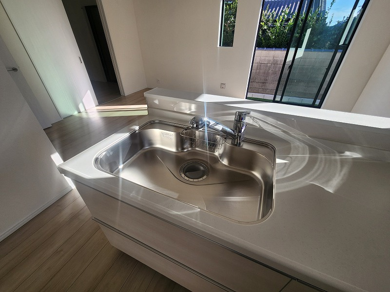 小牧市大字三ツ渕　新築戸建　A号棟のキッチン|浄水器付きの蛇口になります