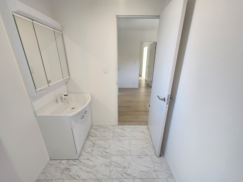 小牧市大字三ツ渕　新築戸建　A号棟の洗面所|ゆったりとスペースのある洗面所