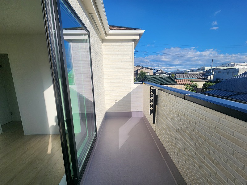 小牧市大字三ツ渕　新築戸建　A号棟のバルコニー|開放的で明るい空間を演出してくれるバルコニーです