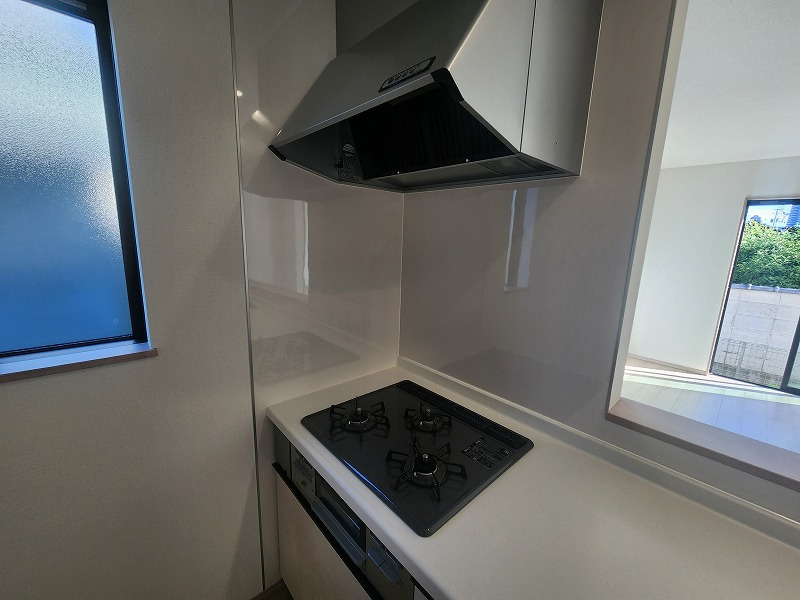 小牧市大字三ツ渕　新築戸建　B号棟のキッチン|三ツ口コンロのシステムキッチンです