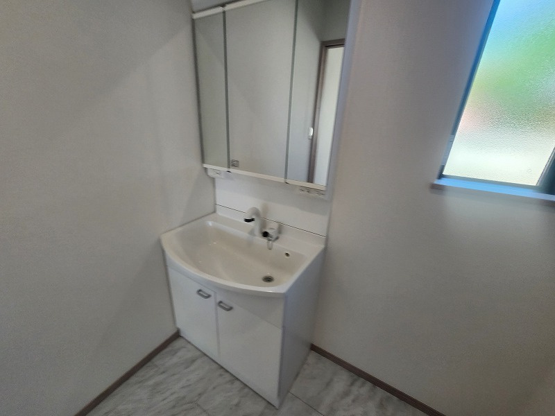 小牧市大字三ツ渕　新築戸建　B号棟の独立洗面台|朝の支度にも助かる、独立の洗髪洗面化粧台