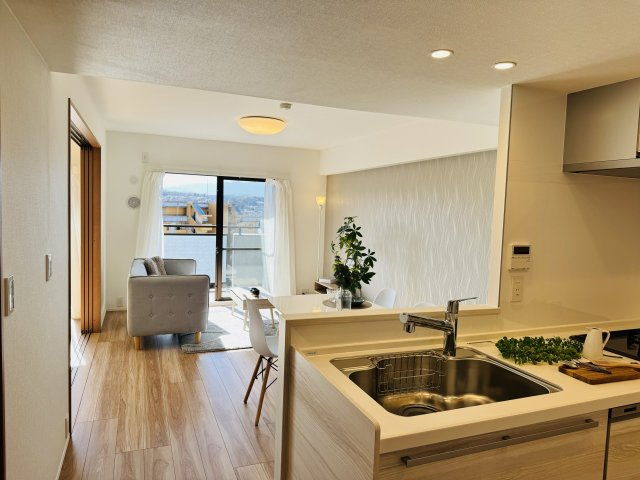 マイ・コート八王子北野の居間・リビング|～13.6帖の明るいLDKで、家族団欒の時間をお過ごしいただけます～