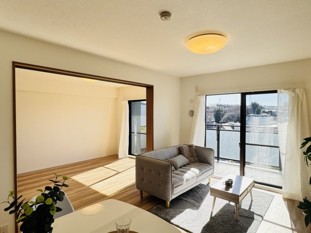 マイ・コート八王子北野の居間・リビング|～13.6帖の明るいLDKで、家族団欒の時間をお過ごしいただけます～