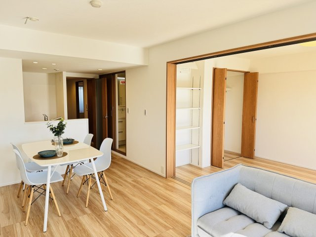 マイ・コート八王子北野の居間・リビング|～13.6帖の明るいLDKで、家族団欒の時間をお過ごしいただけます～