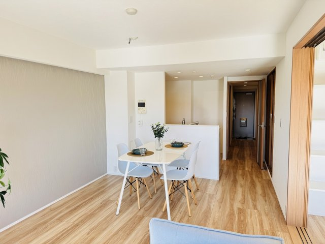 マイ・コート八王子北野の居間・リビング|～13.6帖の明るいLDKで、家族団欒の時間をお過ごしいただけます～