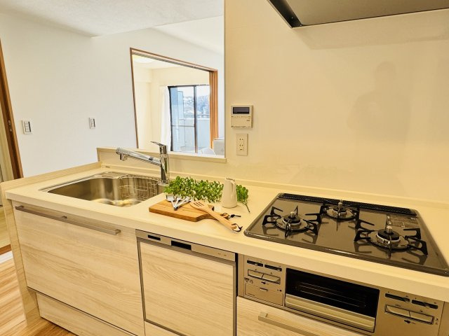 マイ・コート八王子北野の内装|～リビングにいるご家族とのコミュニケーションもとりやすいキッチンです～