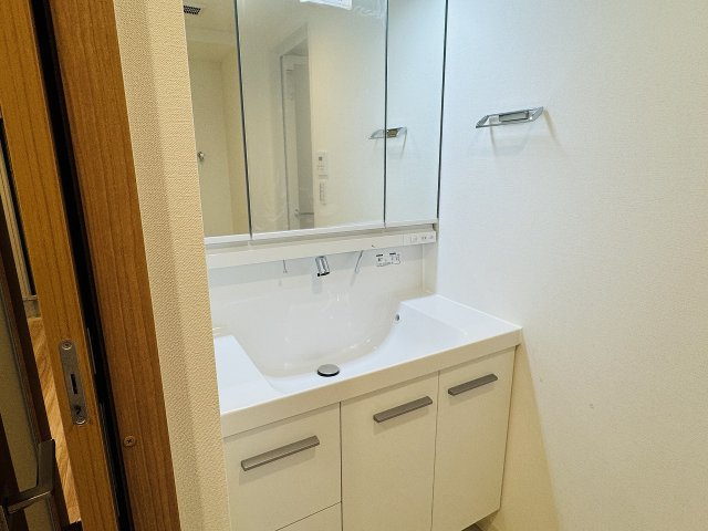 マイ・コート八王子北野の独立洗面台|～３面鏡付きの独立洗面台　細々している物をスッキリ収納出来ます～