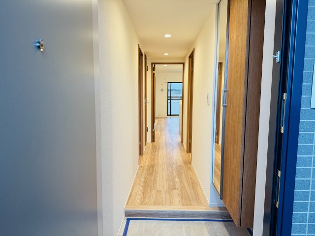 マイ・コート八王子北野の玄関|～大容量収納可能な天井高シューズボックス付き　姿見で全身チェックも可能です～